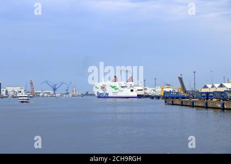 August 21 2020 - Rostock-Warnemünde, Mecklenburg-Vorpommern/Deutschland: Die Fähre kommt im Hafen von Rostock an Stockfoto