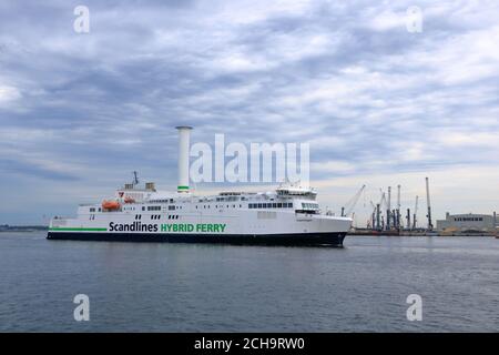 August 21 2020 - Rostock-Warnemünde, Mecklenburg-Vorpommern/Deutschland: Die Fähre kommt im Hafen von Rostock an Stockfoto