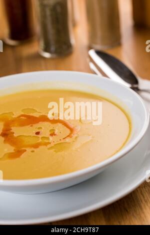 Rote Linsensuppe. Traditionelle orientalische, türkische, ramadan-Küche. Veganes Essen. Draufsicht. Stockfoto