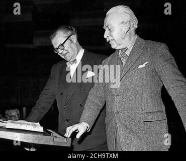 (l-r) Charles Groves, Dirigent des neuen Bournemouth Symphony Orchestra, mit Sir Arthur Bliss, Master of the Queen's Musick, bei der Generalprobe des Orchesters für das Konzert, das heute Abend in der Royal Albert Hall, London, stattfinden wird. Sir Arthur ist Präsident der Western Orchestral Society. *vom Kontakt gescannt. NEG beschädigt Stockfoto