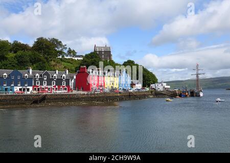 Die bunten Häuser im Fischerdorf Tobermory auf der Isle of Mull, Inner Hebrides, Schottland, Großbritannien, Europa Stockfoto