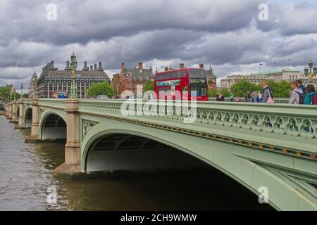 London, England; 24. Mai 2014. Westminster Bridge an einem bewölkten Tag. Stockfoto