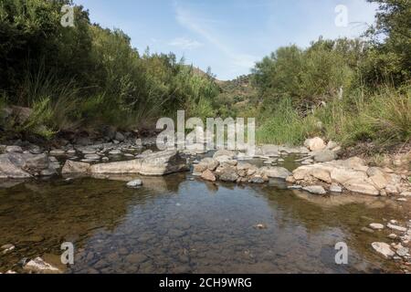 Der Fluss Ojen bei La Mairena, im Herbst landeinwärts in der Nähe von Marbella, Andalusien, Spanien. Stockfoto