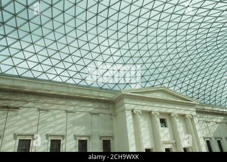 London, England; 24. Mai 2014. Dach des British Museum. Das Museum verfügt über eine ständige Sammlung von 8 Millionen Werken, darunter der Stein Rosetta und der gr Stockfoto