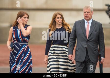 (Von links nach rechts) Prinzessin Eugenie, Prinzessin Beatrice und der Herzog von York gehen vom Buckingham Palace im Zentrum von London zum Patron's Lunch zu Ehren des 90. Geburtstages der Königin. DRÜCKEN Sie VERBANDSFOTO. Bilddatum: Sonntag, 12. Juni 2016. Der Enkel der Königin Peter Phillips hat die Straßenparty für 10,000 Menschen meisterhaft gemacht, um die Schirmherrschaft des Monarchen von mehr als 600 Wohltätigkeitsorganisationen und Organisationen zu markieren. Siehe PA Story ROYAL Birthday. Bildnachweis sollte lauten: Dominic Lipinski/PA Wire Stockfoto