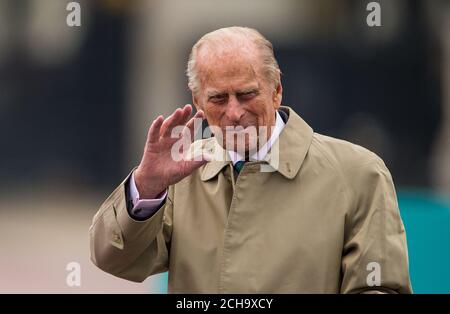 Der Herzog von Edinburgh winkt der Menge zu, als er vom Buckingham Palace im Zentrum Londons zum Patron's Lunch zu Ehren des 90. Geburtstages der Queen getrieben wird. DRÜCKEN Sie VERBANDSFOTO. Bilddatum: Sonntag, 12. Juni 2016. Der Enkel der Königin Peter Phillips hat die Straßenparty für 10,000 Menschen meisterhaft gemacht, um die Schirmherrschaft des Monarchen von mehr als 600 Wohltätigkeitsorganisationen und Organisationen zu markieren. Siehe PA Story ROYAL Birthday. Bildnachweis sollte lauten: Dominic Lipinski/PA Wire Stockfoto