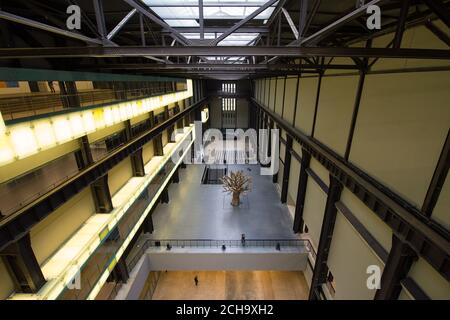 Eine Gesamtansicht der Turbine Hall der Tate Modern in Southwark, London, von der Brücke, die zur neuen Erweiterung des Switch House führt. Stockfoto