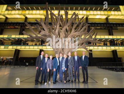 (Von links nach rechts) Direktor der Tate Galleries Sir Nicholas Serota, Tate Chairman Lord Browne von Madingley, Direktor der Tate Modern Frances Morris, Bürgermeister von London Sadiq Khan, Kultursekretär Ed Vaizey, Tate Managing Director Kerstin Mogull, Architekten Jacques Herzog, Pierre de Meuron und Ascan Mergenthaler stehen vor Ai Weiweis Baumskulptur während der offiziellen Eröffnung des neuen Switch House Extension der Tate Modern in Southwark, London. Stockfoto