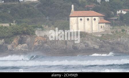 Mundaka, Bizkaia/Baskenland; 26. September 2015. Die Küstenstadt Mundaka ist eine Pfarrkirche am linken Ufer der Mündung des Mundaka es Stockfoto