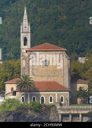 Mundaka, Bizkaia/Baskenland; 26. September 2015. Die Küstenstadt Mundaka ist eine Pfarrkirche am linken Ufer der Mündung des Mundaka es Stockfoto