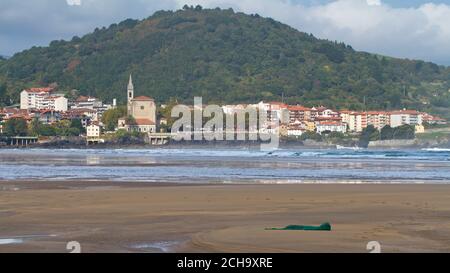 Mundaka, Bizkaia/Baskenland; 26. September 2015. Die Küstenstadt Mundaka ist eine Pfarrkirche am linken Ufer der Mündung des Mundaka es Stockfoto