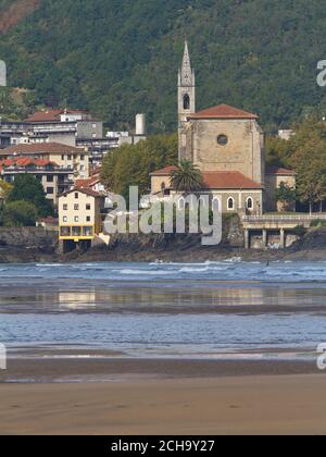 Mundaka, Bizkaia/Baskenland; 26. September 2015. Die Küstenstadt Mundaka ist eine Pfarrkirche am linken Ufer der Mündung des Mundaka es Stockfoto