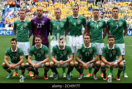 Foto der Mannschaftsgruppe der Republik Irland: (l-r) James McCarthy, Torwart Darren Randolph, Glenn Whelan, John O'Shea, Jonathan Walters, Ciaran Clark. Front Row l-r: Irlands Wes Hoolahan, Robbie Brady, Seamus Coleman, Jeff Hendrick, Shane Long. Stockfoto