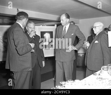 Die Marquess of Salisbury, Lord President of the Council (zweite rechts), besucht das jährliche Mittagessen der PA im Savoy Hotel. Stockfoto