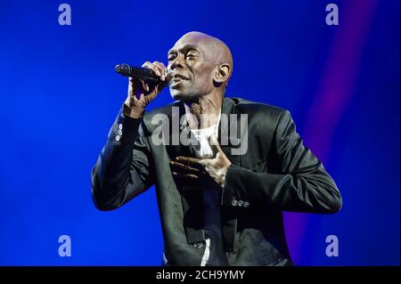 Maxi Jazz aus Faithless spielt live beim Isle of Wight Festival, Seaclose Park, Newport, auf der Isle of Wight. Stockfoto