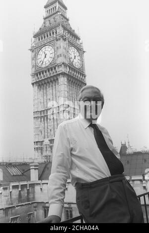 Mit Big Ben Uhrenturm im Hintergrund, ehemaliger Labour-Premierminister James Callaghan während seines Interviews mit der Press Association auf dem Balkon vor seinem Büro im House of Commons, Westminster, London. Stockfoto