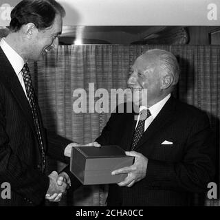 Der Rennjournalist Bill Garland (r) wird vom Geschäftsführer der Press Association, Ian Yates, ein Ruhestandsgeschenk überreicht. Stockfoto