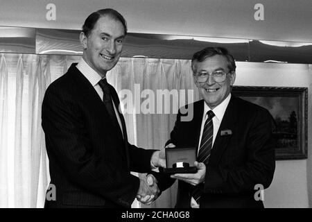 Ken Dennis (r), Industriekorrespondent der Pressevereinigung, erhält eine lange Auszeichnung von Ian Yates, Geschäftsführer der Pressevereinigung. Stockfoto