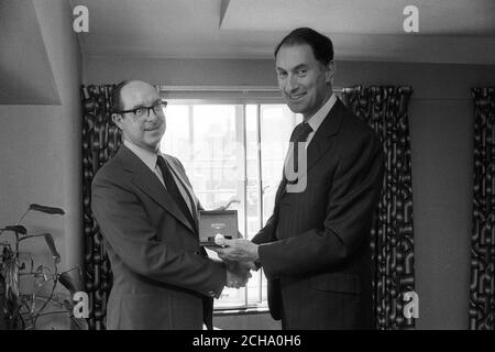 Allan Jones (l), Operator Telecoms, wird zusammen mit Ian Yates, General Manager der Press Association, bei seiner langen Dienstpräsentation bei der Press Association ein Geschenk überreicht. Stockfoto