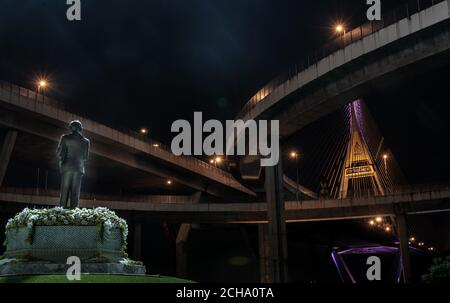 SamutPrakan, thailand - jun, 2019 : wunderschöne Dämmerungsszenen der Bhumibol Brücke, auch bekannt als die industrielle Ringstraße Brücke. Die Brücke crosse Stockfoto
