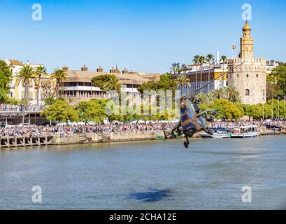 Sevilla, Spanien - 31. Mai 2019: Militärhubschrauber fliegt über den Guadalquivir Fluss während des spanischen Armeetag in Sevilla, Spanien Stockfoto