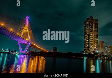 SamutPrakan, thailand - jun, 2019 : wunderschöne Dämmerungsszenen der Bhumibol Brücke, auch bekannt als die industrielle Ringstraße Brücke. Die Brücke crosse Stockfoto