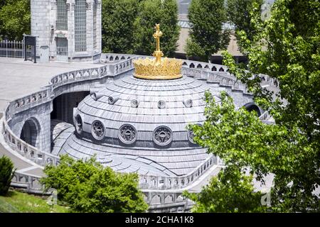 Lourdes, Frankreich: Das Heiligtum unserer Lieben Frau von Lourdes ist eines der größten Wallfahrtszentren in Europa. Kuppel der Basilika unserer Lieben Frau von der Rosa Stockfoto