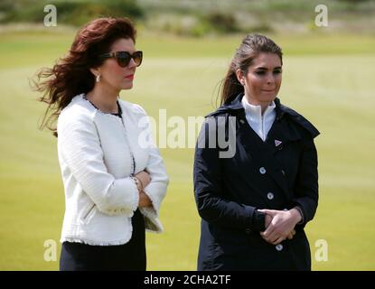 Sarah Malone Executive Vice President von Trumps schottischem Unternehmen und Hope Hicks (rechts) Kommunikationsdirektor für Donald Trumps Präsidenten von 2016 Kampagne bei Trump International Golf Links in Balmedie Stockfoto