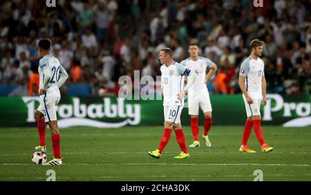 (Von links nach rechts) Englands DELE Alli, Wayne Rooney, Gary Cahill und Eric Dier haben sich dejected, nachdem Island im Spiel der Runde 16 im Stade de Nice, Nizza, Frankreich, ihr zweites Tor erzielt hatte. Stockfoto