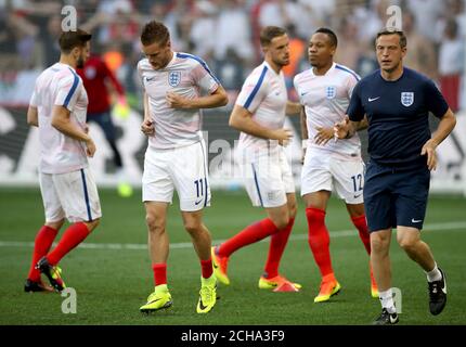 Englands Jamie Vardy (zweite links) beim Aufwärmen Stockfoto