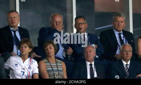 (links nach rechts) FA Vorsitzender Greg Dyke, FA Vorstandsvorsitzender Martin Glenn und David Gill auf der Tribüne in der Runde der 16 Spiel im Stade de Nice, Nizza, Frankreich. Stockfoto