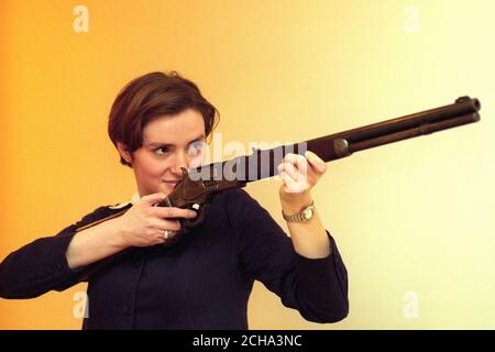 Jessica Thomas von Christie hält das Winchester Gewehr, das speziell für die legendäre Scharfschützin Annie Oakley entwickelt wurde. Stockfoto