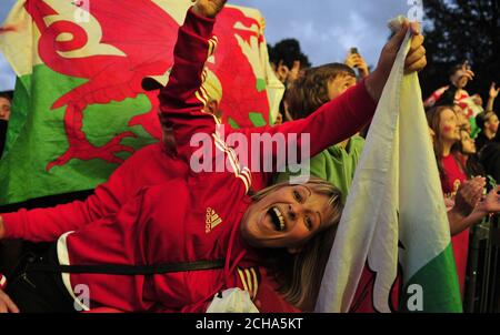 Walisischen Fans beobachten die Wales V Belgien Spiel bei Coopers Bereich Fanzone, Cardiff. Stockfoto