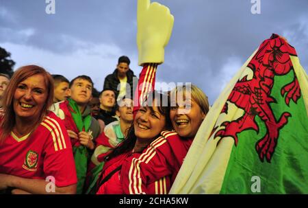 Walisischen Fans beobachten die Wales V Belgien Spiel bei Coopers Bereich Fanzone, Cardiff. Stockfoto