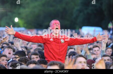 Walisischen Fans beobachten die Wales V Belgien Spiel bei Coopers Bereich Fanzone, Cardiff. Stockfoto