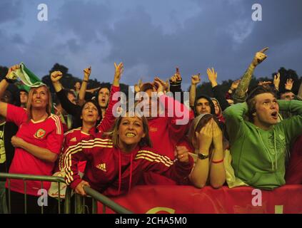 Walisischen Fans beobachten die Wales V Belgien Spiel bei Coopers Bereich Fanzone, Cardiff. Stockfoto