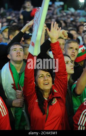 Walisischen Fans beobachten die Wales V Belgien Spiel bei Coopers Bereich Fanzone, Cardiff. Stockfoto