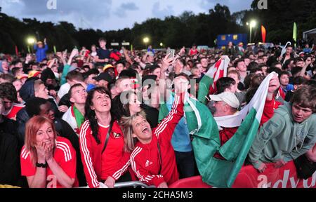 Walisischen Fans beobachten die Wales V Belgien Spiel bei Coopers Bereich Fanzone, Cardiff. Stockfoto