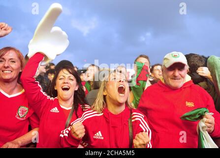 Walisischen Fans beobachten die Wales V Belgien Spiel bei Coopers Bereich Fanzone, Cardiff. Stockfoto