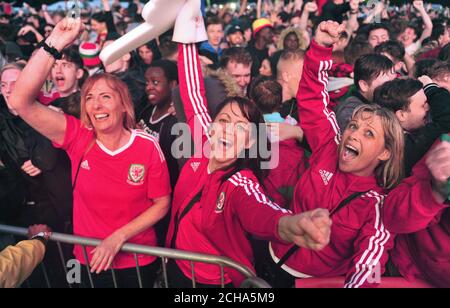 Walisischen Fans beobachten die Wales V Belgien Spiel bei Coopers Bereich Fanzone, Cardiff. Stockfoto