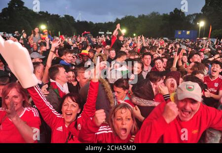 Walisischen Fans beobachten die Wales V Belgien Spiel bei Coopers Bereich Fanzone, Cardiff. Stockfoto