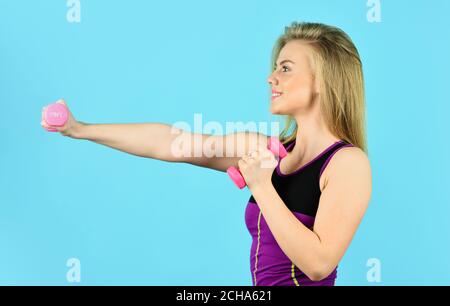 Hör nicht auf, bis du fallst. Hübsche Frau macht Übungen mit Hanteln. Gesunder Körper. Athletisches Mädchen mit starkem Körper. Sportwoman Konzept. Sich fit zu machen. Motivation für das Training. Kümmern Sie sich um Ihren Körper. Stockfoto