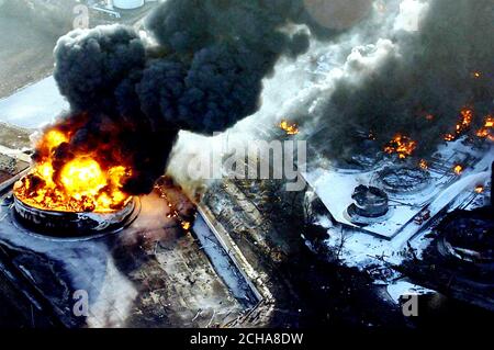 Fotos, die am MONTAG, 12. DEZEMBER 2005, aufgenommen und von der Polizei Hertfordshire veröffentlicht wurden, vom Brand im Buncefield-Treibstoffdepot in Hemel Hempstead. Feuerwehrleute sagen am Mittwoch, den 14. Dezember 2005, dass alle Brände in den 20 Tanks auf dem Gelände blieben - abgesehen von einem, die sie beschlossen hatten, zu brennen anstatt zu versuchen zu löschen. Siehe PA Geschichte EXPLOSION. DRÜCKEN Sie VERBANDSFOTO. Bildnachweis sollte lauten: Chiltern Air Support Unit / Hertfordshire Police / PA. Stockfoto