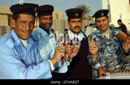 Offiziere der irakischen Polizei stimmen am Donnerstag, den 15. Dezember 2005, bei As Samawah in der irakischen Provinz Al Muthanna ab. Die Wahlen im Irak begannen heute reibungslos, als die Iraker zum ersten Mal unter ihrer neuen Verfassung an die Urnen gingen. In Wahllokalen in der Provinzhauptstadt Amara kam ein stetiger Strom von Menschen an, um ihre Stimmen abzugeben. Die britische Armee hat die Patrouille für den Tag fast völlig ausgesetzt, um deutlich zu machen, dass sie nicht versuchen, das Ergebnis in irgendeiner Weise zu beeinflussen. Aber der Oberbefehlshaber in der Provinz, Oberstleutnant Ben Edwards vom königlichen Schotten Dragoon Gu Stockfoto