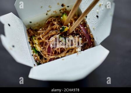 Leckere Udon Nudeln Pasta mit Tempuru, Garnelen Wok in Box-Lieferung Stockfoto