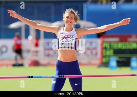 Der britische Isobel Pooley feiert am ersten Tag der Leichtathletik-Europameisterschaften 2016 im Olympiastadion in Amsterdam einen erfolgreichen Hochsprung-Versuch. Stockfoto