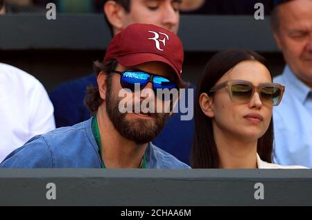 Bradley Cooper beobachtet die Action auf dem Mittelfeld zwischen Roger Federer und Marin Cilic am 9. Tag der Wimbledon Championships im All England Lawn Tennis und Croquet Club in Wimbledon. Stockfoto