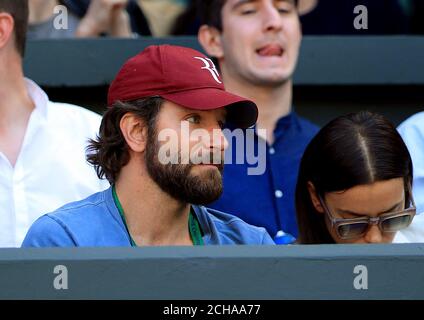 Bradley Cooper beobachtet die Action auf dem Mittelfeld zwischen Roger Federer und Marin Cilic am 9. Tag der Wimbledon Championships im All England Lawn Tennis und Croquet Club in Wimbledon. Stockfoto