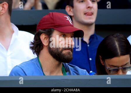 Bradley Cooper beobachtet die Action auf dem Mittelfeld zwischen Roger Federer und Marin Cilic am 9. Tag der Wimbledon Championships im All England Lawn Tennis und Croquet Club in Wimbledon. Stockfoto