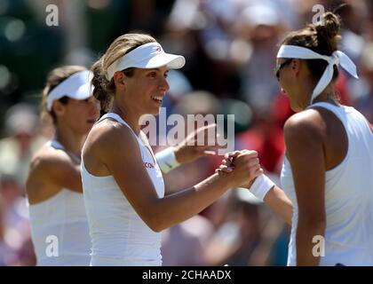 Johanna Konta (links), nachdem sie ihr Doppelspiel gegen Timea Babos und Yaroslava Shvedova am 9. Tag der Wimbledon Championships im All England Lawn Tennis and Croquet Club in Wimbledon verloren hatte. Stockfoto